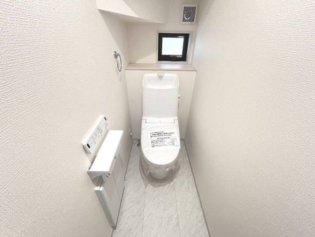 新築戸建　江南市宮後町砂場東　全10区画分譲のトイレ|トイレはシンプルな造りで、衛生的な空間を演出しています。