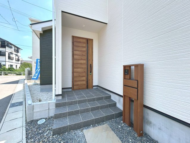 新築戸建　江南市宮後町砂場東　全10区画分譲の玄関|天井まで高さがあるタップリ収納力のシューズクロークは、可動棚で調整可！ロングブーツ等も収まります。