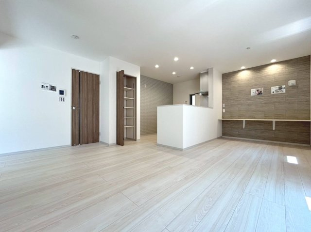 新築戸建　江南市宮後町砂場東　全10区画分譲の居間・リビング|ご家族が集うリビングは明るい色調で纏め、広さを演出しています。