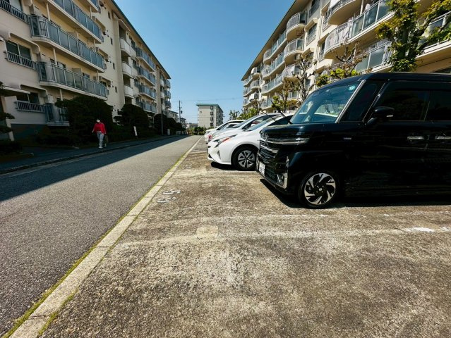 名谷１９団地83号棟の駐車場