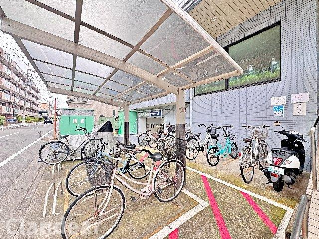 アイディパレス保木間の駐輪場|ドキドキの新生活も、安心してスタート。ぴったりの住まいを見つけませんか？クランディアが一緒に住まい選びをサポートします‼　まずは、お気軽にお問合せください　＃クランディア