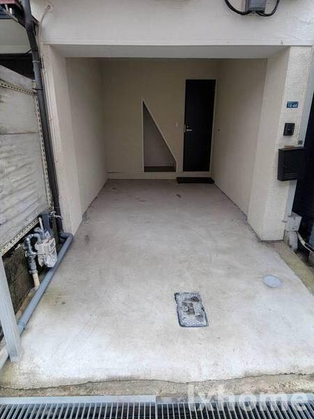 鳥飼本町5丁目連棟貸家の駐車場|車をお持ちの方に嬉しい駐車場付きの物件です