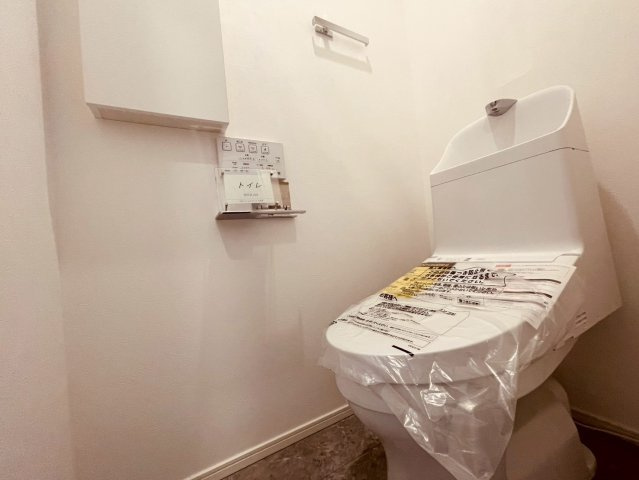 【トイレ】 | 杉並区下井草３丁目　新築戸建て　１号棟 | 清潔感あふれる空間で、毎日気持ちよく使えるトイレです