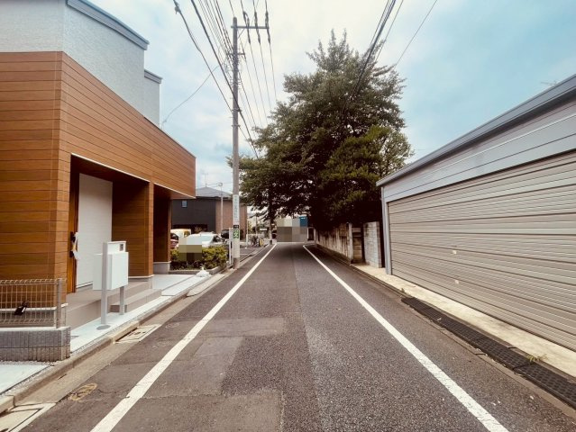 【前面道路含む現地写真】 | 杉並区下井草３丁目　新築戸建て　１号棟 | 見通しの良い前面道路が、毎日の暮らしに安心感を与えます