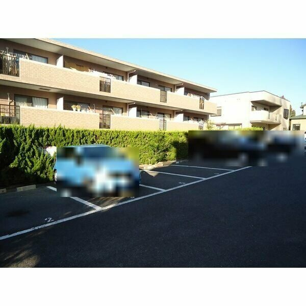 グランドハイツ原 B棟の駐車場