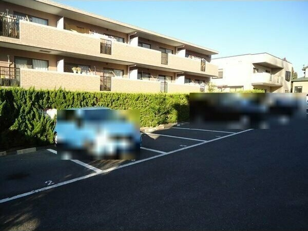 グランドハイツ原 B棟の駐車場