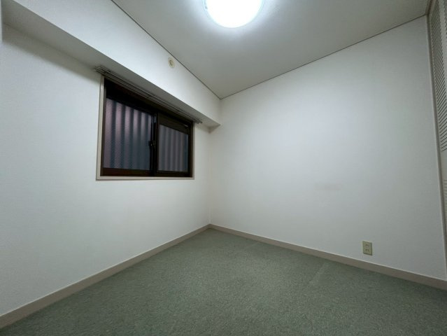内装リフォーム中。こちらのお部屋はカーペットからクッションフロアに変更予定です。