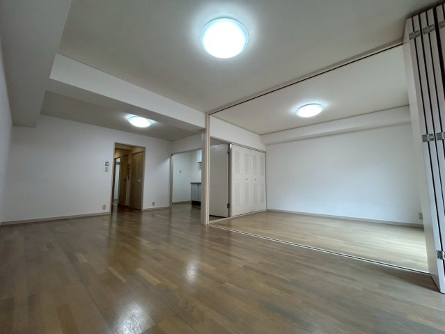 ドアを開放することで21畳超のLDKが完成します。床材を変更予定です。
