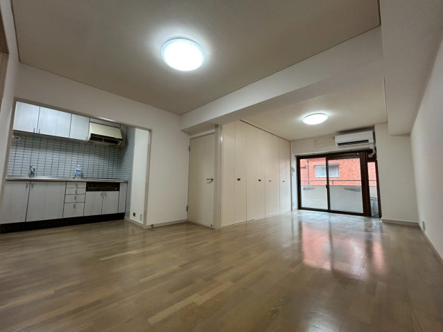 LDK部分の床材を変更予定です。