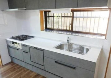 【キッチン】 | 芦屋市東山町　中古戸建 | キッチンに窓があり、明るく開放的です。また換気もできるので匂いもこもらないですね