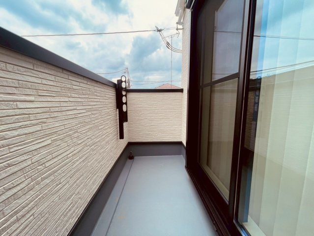 【バルコニー】 | 杉並区下井草３丁目　新築戸建て　２号棟 | 【1号棟】洗濯物もゆったり干せる、使い勝手の良いバルコニー