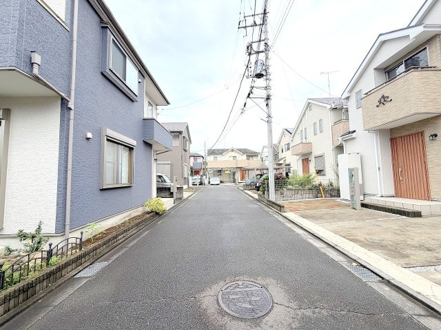 あきる野市下代継　中古戸建の前面道路含む現地写真