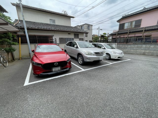 シャーメゾンオカムラの駐車場