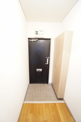 【玄関】 | ガーデンプレイスめいわ | ※同物件・反転タイプの写真です。