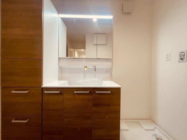 【独立洗面台】 | 杉並区下井草３丁目　新築戸建て　３号棟 | 【1号棟】朝の身支度もスムーズに行える、機能的な洗面化粧台
