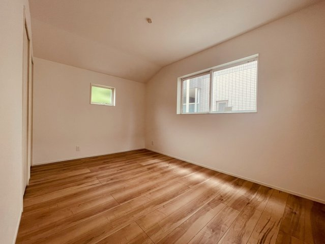 【洋室】 | 杉並区下井草３丁目　新築戸建て　３号棟 | 【1号棟】家具の配置がしやすく、多彩な使い方を楽しめる洋室