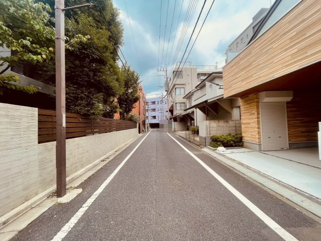 【前面道路含む現地写真】 | 杉並区下井草３丁目　新築戸建て　３号棟 | 見通しの良い前面道路が、毎日の暮らしに安心感を与えます