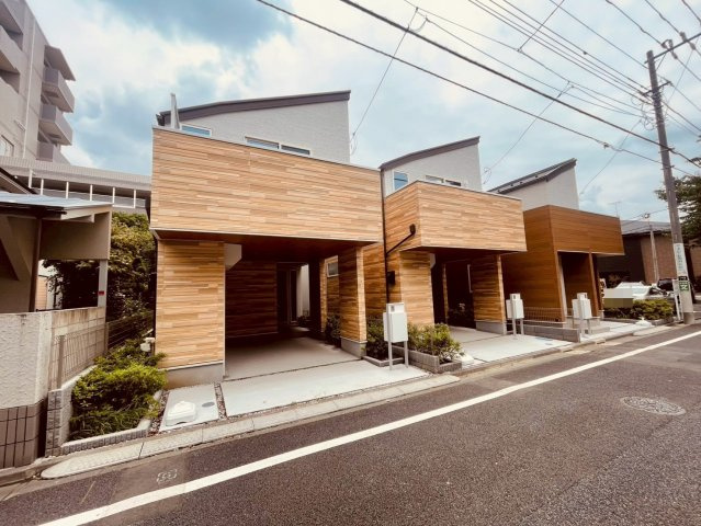 【外観】 | 杉並区下井草３丁目　新築戸建て　３号棟 | 周囲の景観と調和し、穏やかな雰囲気を演出する住まいです