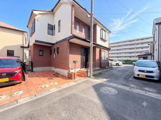 港南区上永谷4丁目　中古戸建て　第1の外観|◆一戸建てを中心とした街並みが整然と続き、周辺は高い建物が建っていないので、緑の多い閑静な趣を感じる環境です。街並みや周辺環境も重要なポイントです！！