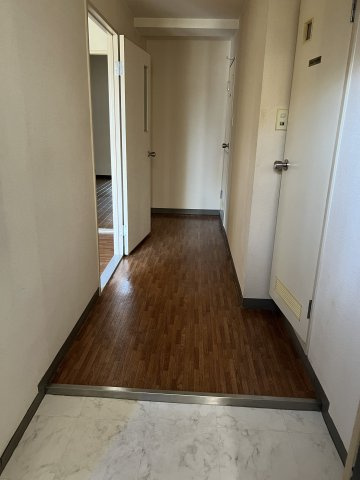 熱田マンションの玄関