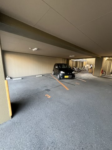 熱田マンションの駐車場