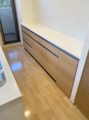 アドグランデ三鷹イーストレジデンスのキッチン|キッチン/キッチンの背面に収納が豊富なため、日用品やストック食材の保管にも便利です！