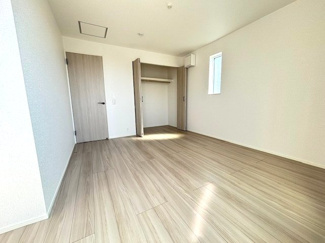 【洋室】 | 西区東観音町（全3区画）3号棟　 | 北側の居室も2面採光により安定した光が差し込みます。全居室に収納を完備しており、子供部屋やワークスペースなど、ライフスタイルに合わせて柔軟に活用できる間取りです。