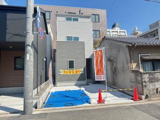 【外観】 | 西区東観音町（全3区画）3号棟　 | スタイリッシュなモノトーンの配色が目を引く3階建の新築戸建です。前面にはカースペースを確保。道路との高低差がないフラットな設計で、お車の出し入れや日々の移動もスムーズに行えます。