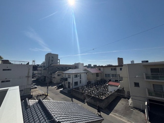 【展望】 | 西区東観音町（全3区画）3号棟　 | 周辺に高い建物が少ないため、視界が開けており、心地よい風と光を感じられます。