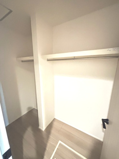 【収納】 | 西区東観音町（全3区画）3号棟　 | 1階に配置されたファミリークロークは、家族全員の衣類をまとめて収納できるゆとりの広さです。ハンガーパイプと枕棚が設置されており、季節物や掃除用具などの大型備品の保管にも適しています。