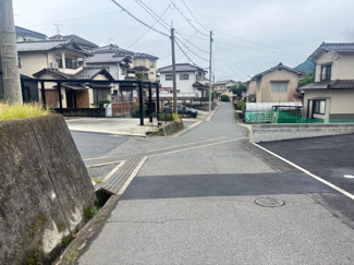 【前面道路含む現地写真】 | 安佐北区亀山8丁目（全2区画）No2 | 物件前面はアスファルト舗装された幅員約4.2mの公道。周囲は落ち着いた住宅街で、見通しも良く車の出し入れもスムーズに行えます。大毛寺口バス停まで徒歩7分と、交通利便性も確保されています。