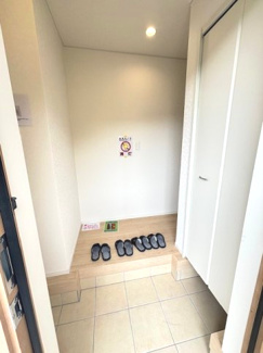 【玄関】 | 安佐北区亀山8丁目（全2区画）No2 | 白を基調とした清潔感のある玄関ホール。大型のシューズボックスを備えており、ご家族全員の靴をすっきりと収納できます。床下収納や、2階には広々とした洋室・バルコニーもあり、充実した住空間です。