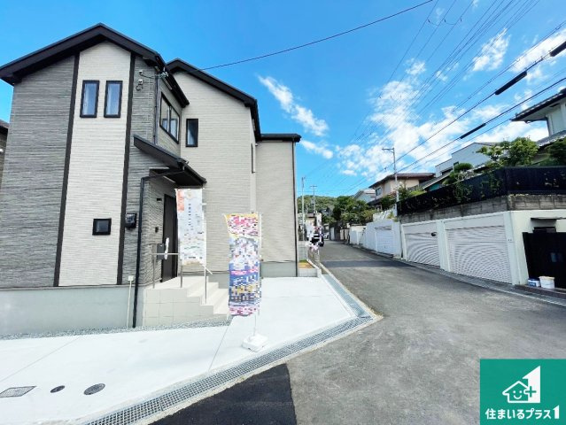 神戸市須磨区竜が台　新築一戸建ての前面道路含む現地写真|周辺は閑静な住宅街！前面道路広々で車の出し入れも便利です。駐車が苦手な方でも安心して車庫入れできます！