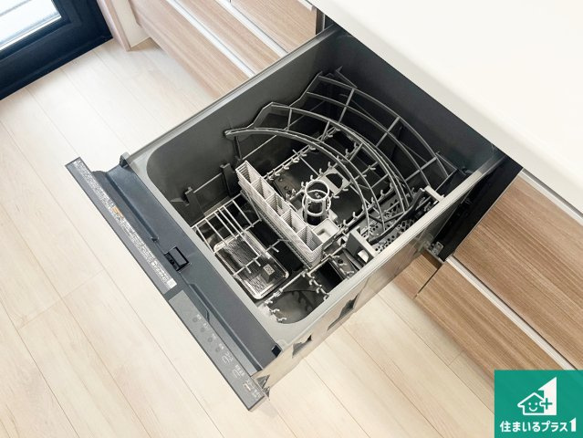 神戸市須磨区竜が台　新築一戸建ての設備|食事後の一仕事、食器洗いをボタン一つでお任せできちゃいます！場所を取らないビルトイン式なので、お料理スペースもしっかり確保！