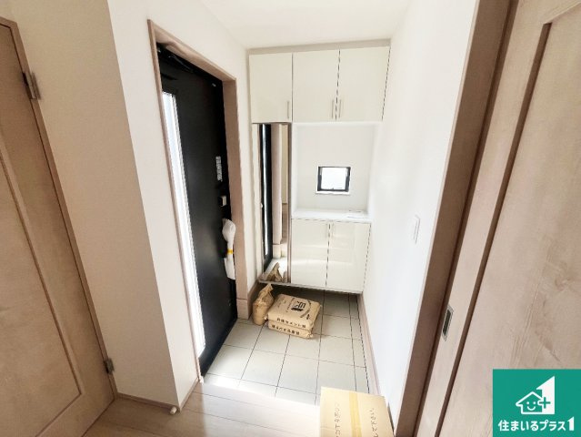 神戸市須磨区竜が台　新築一戸建ての玄関|シューズボックスにはたくさんの靴が収納できるので玄関周りはいつもスッキリ！ご家族が増えても安心！