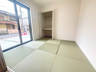 【和室】 | 佐伯区美鈴が丘西4丁目（全1棟） | LDKに隣接する4.5帖の空間は、モダンな縁なし畳を採用。南向きの掃き出し窓から明るい光が差し込みます。押し入れタイプの収納を備えているため、客間やお子様のプレイルーム、お昼寝スペースとしても最適。