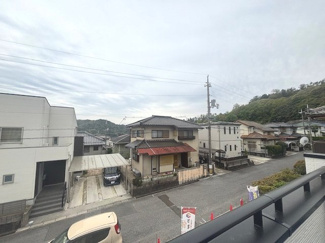 【展望】 | 佐伯区美鈴が丘西4丁目（全1棟） | バルコニーからは、視界を遮る高い建物がない開放的な景色が広がります。周辺は落ち着いた住宅街となっており、遠くまで見渡せる開放感とともに、穏やかな住環境を実感できるロケーションです。