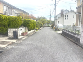 【前面道路含む現地写真】 | 佐伯区美鈴が丘西4丁目（全1棟） | 前面道路はゆとりある幅員が確保されており、視界を遮る高層物がないため開放的な印象です。周辺は低層住宅が立ち並ぶ落ち着いた街並みで、日々の車の出し入れもスムーズに行えます。