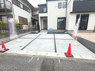 【外観】 | 佐伯区美鈴が丘西4丁目（全1棟） | 並列で3台の駐車が可能な広々としたカースペース（車種による）。コンクリート敷きで整備されており、来客時や将来的な所有台数の増加にも柔軟に対応できる設計です。