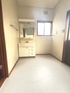 【独立洗面台】 | 廿日市市阿品4丁目【87坪】【中古戸建】 | 大型の鏡を備えた、収納豊富な洗面化粧台。洗面ボウル横のカウンターには小物を置くスペースがあり、身支度がスムーズに行えます。明るい光が差し込む窓もあり、朝の準備も快適です。