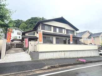 【外観】 | 廿日市市阿品4丁目【87坪】【中古戸建】 | 重厚感のある2階建の和風邸宅。高台に位置し、周囲の視線が気になりにくいプライベート感のある造りです。南東側道路に面しているため、1階・2階ともにしっかりと陽光が差し込みます。