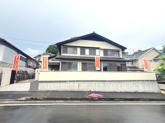 【外観】 | 廿日市市阿品4丁目【87坪】【中古戸建】 | 敷地左手側には並列で3台駐車可能なスペースを確保。前面道路との高低差を活かした設計で家全体の独立性が高く、落ち着いた住環境が守られています。玄関へ続くアプローチもゆったりとした設えです。