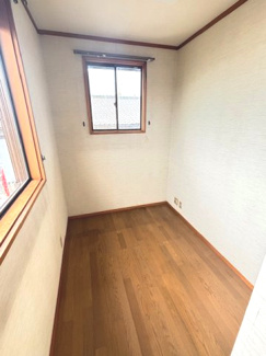 【その他】 | 廿日市市阿品4丁目【87坪】【中古戸建】 | 2面採光で明るく換気もしやすい多目的スペース（納戸）です。フローリング仕様で、季節物の大型荷物や趣味の道具の保管場所、デスクを置いて集中できるワークスペースなど、多様な目的に柔軟に使えます。