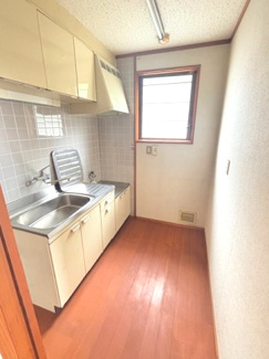 【その他】 | 廿日市市阿品4丁目【87坪】【中古戸建】 | 2階に設けられた便利なミニキッチンです。2世帯での居住や、夜間の簡単な調理・お茶の準備など、1階に下りることなくフロア内で完結できます。正面には自然光が入り、換気もしやすい窓を備えています。