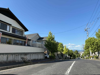 【前面道路含む現地写真】 | 廿日市市阿品4丁目【87坪】【中古戸建】 | 幅員14.6ｍの広々とした南東側公道。歩道や街路樹が整備された、すっきりと開放的な街並みです。見通しが良く、お車の出し入れや並列3台の駐車もスムーズに行えます。