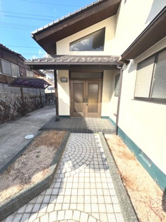 【玄関】 | 廿日市市阿品4丁目【87坪】【中古戸建】 | 石畳調の美しいアプローチと重厚感のある両開き仕様の玄関扉。和の趣を感じさせる大屋根のデザインに、個性的な変形高窓がアクセントを添える、住友林業施工らしい気品あるエントランスです。