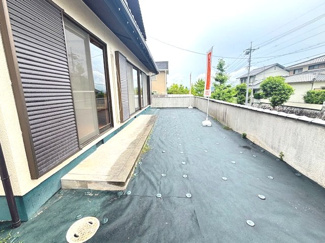 【庭】 | 廿日市市阿品4丁目【87坪】【中古戸建】 | 南面に広く面したゆとりあるテラス・お庭スペースです。1階居室からスムーズに出入りができ、防草シートが敷かれているため日常のお手入れも手軽です。洗濯物干しやガーデニングなど多用途に活用できます。