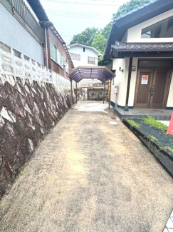 【駐車場】 | 廿日市市阿品4丁目【87坪】【中古戸建】 | 敷地奥へと続くゆったりとした駐車スペース。カーポートが設置されており、大切なお車を雨や直射日光から守ります。前面道路からスムーズに進入できるゆとりある幅員が確保されています。
