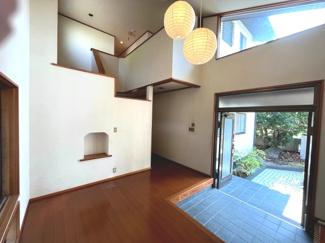 【玄関】 | 廿日市市阿品4丁目【87坪】【中古戸建】 | 吹き抜け構造による開放感あふれる玄関ホールです。デザイン性の高い照明や、地窓から差し込む光が上質な空間を演出します。ゆとりある上がり框や収納力の高いシューズボックスなど、機能面も充実しています。