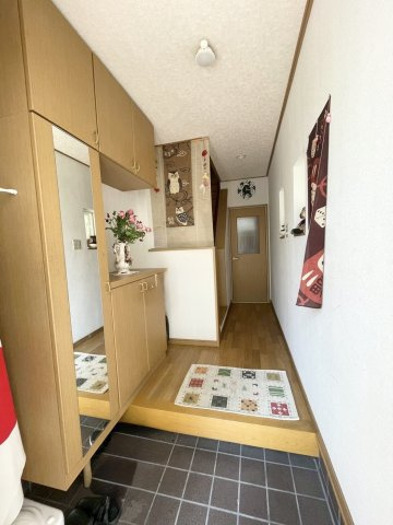 門真市巣本町の玄関|身支度を整えるのに便利な全身鏡付きです。
シューズボックス付きで玄関もすっきりです！